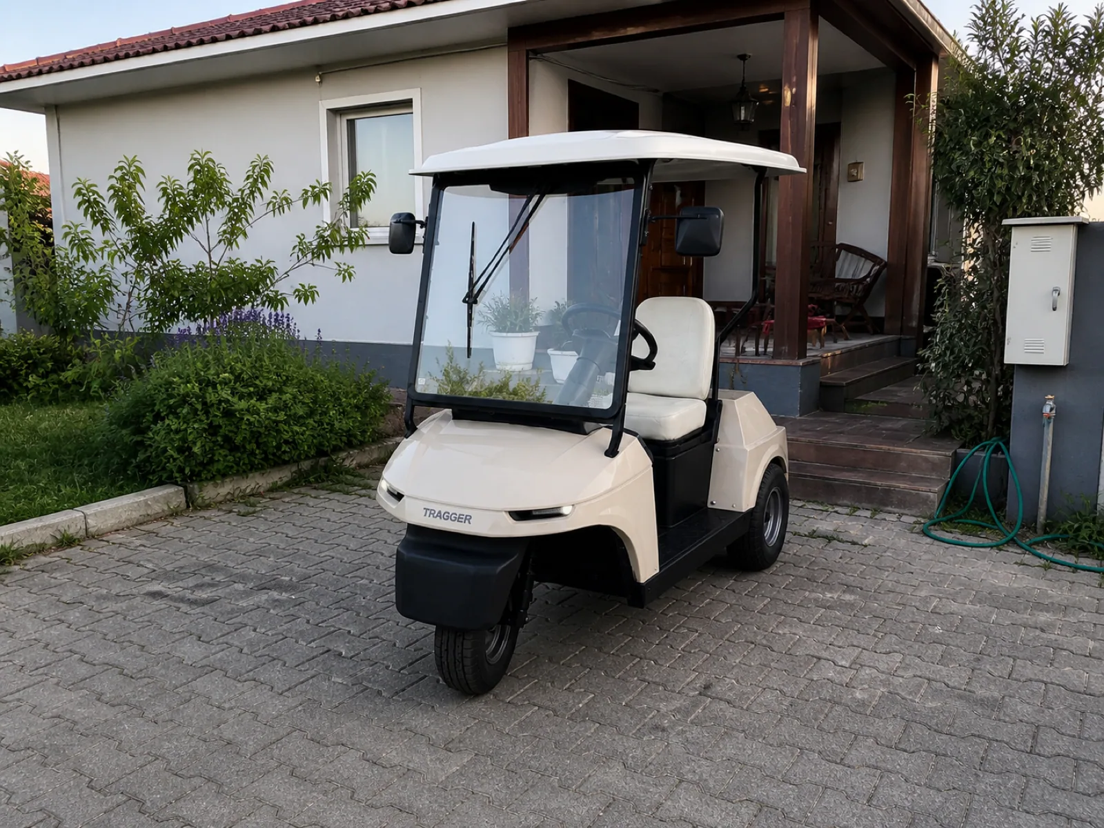 TRAGGER T-Car 1 mahallede ev önünde